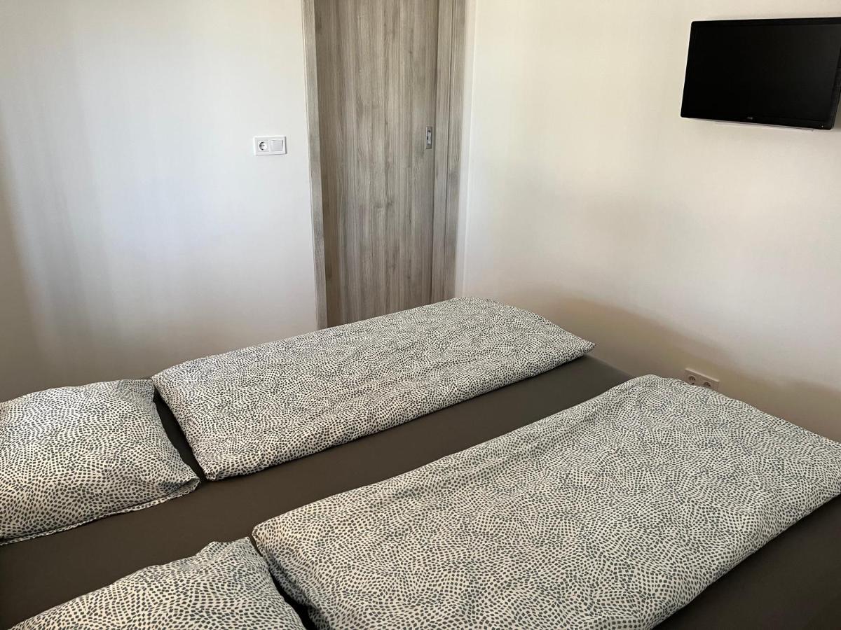 Rajczi Apartman Mohacs Bagian luar foto